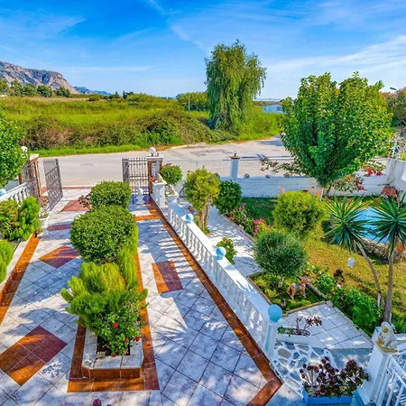 Stathis Beachfront Luxury Appartamento Kalamákion